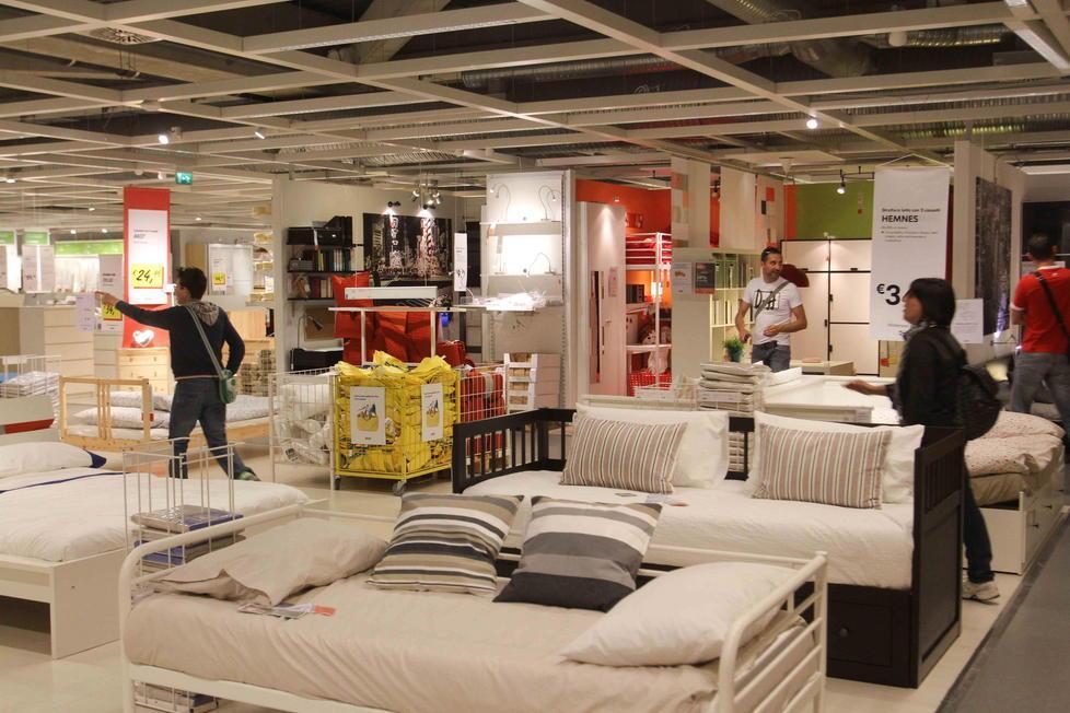 Dormire all'Ikea, cioè tra mobili, ambienti premontati. Perché no? 