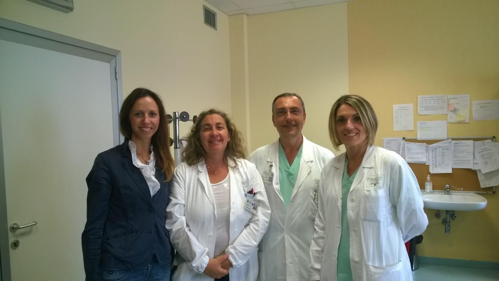 Lo staff medico e, a sinistra, la mediatrice culturale Marianna Golub