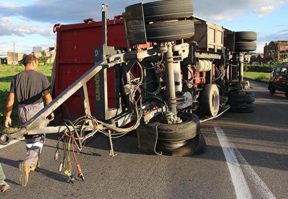 Si ribalta rimorchio di un autotreno, carico disperso sull’asfalto 