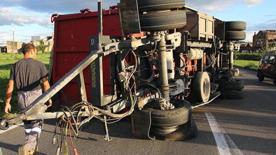 Si ribalta rimorchio di un autotreno, carico disperso sull’asfalto