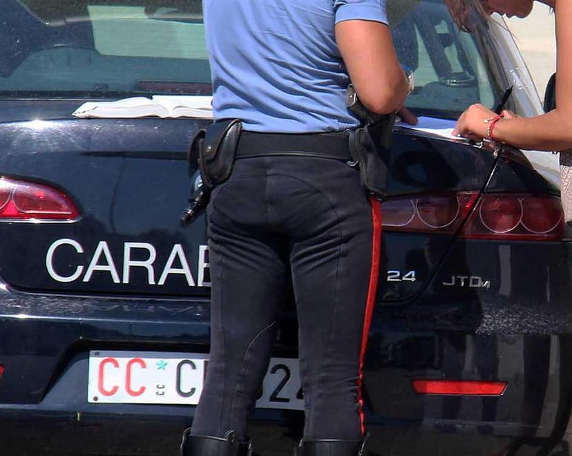 Multata a 63 anni perché attraversa fuori dalle strisce pedonali 