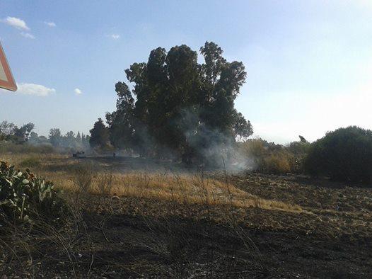 Vasto incendio nella periferia di San Sperate, paura tra i residenti 