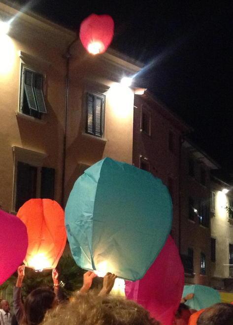 Circa tremila alla notte di piacere lanterne e desideri