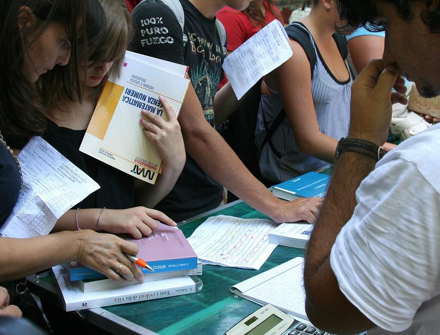 Zaino “pesante”: stangata sui libri da oltre 750 euro 