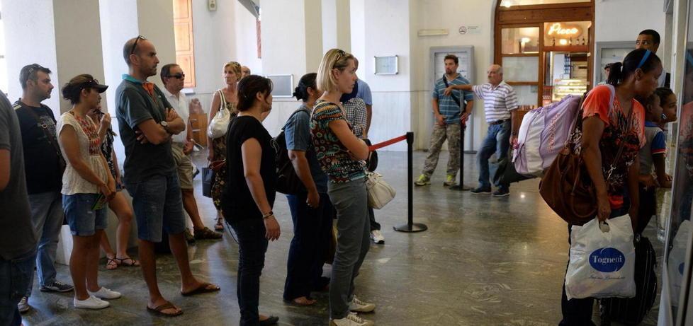 15 convogli soppressi e tanti disagi alla stazione Bus navetta da Empoli 