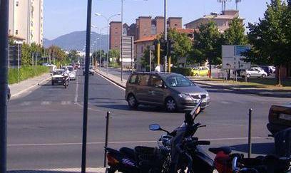 Stazionarie le condizioni della scooterista