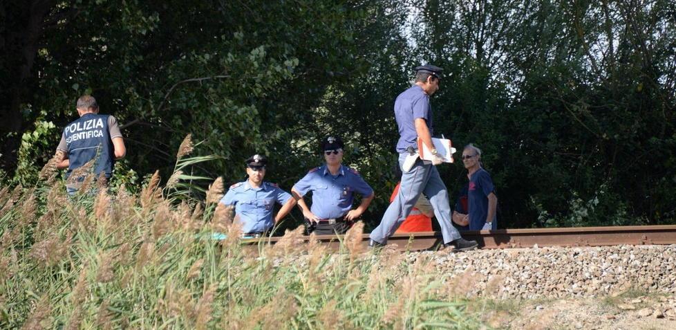 Vent’anni, si lascia morire andando incontro al treno 