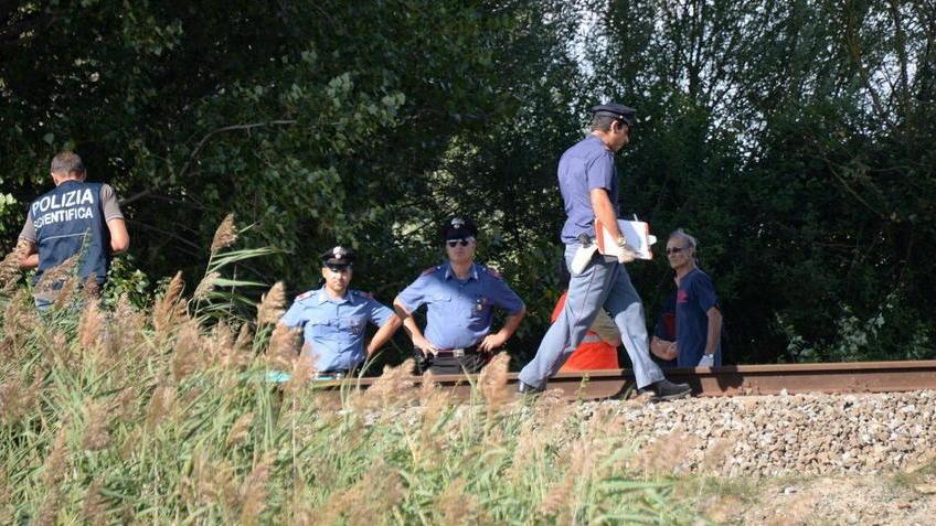Vent’anni, si lascia morire andando incontro al treno