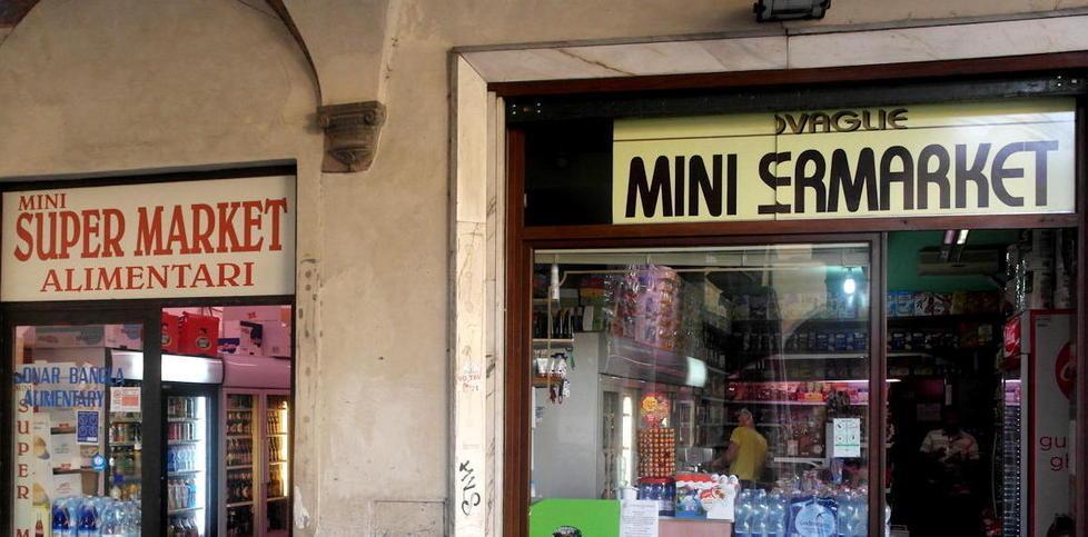 Tra minimarket e kebab un’invasione senza fine 