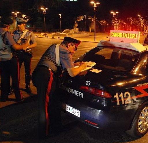 Col Bmw X5 forzano il posto di blocco e finiscono nel fosso
