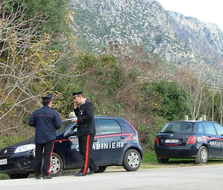 Rissa in un locale, giovane ferito alla mano