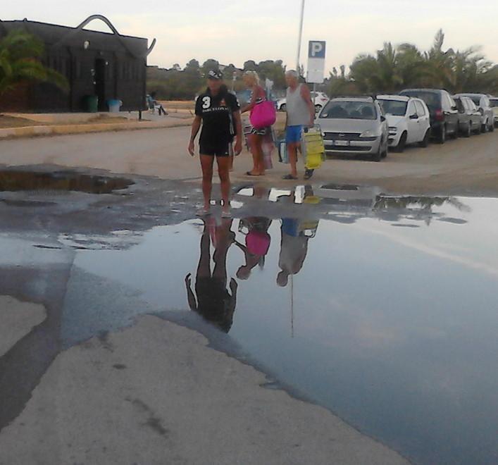 I liquami allagano la strada davanti alla spiaggia di Bados