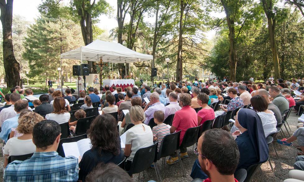 Il vescovo celebra messa ai giardini