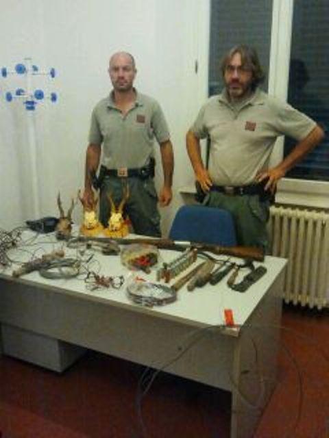 Prato, mettevano i lacci per cacciare cervi e caprioli, denunciati bracconieri 