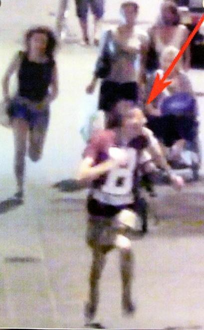 Rincorso da una sedicenne, arrestato lo scippatore incastrato da un selfie 