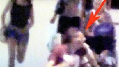 Rincorso da una sedicenne, arrestato lo scippatore incastrato da un selfie