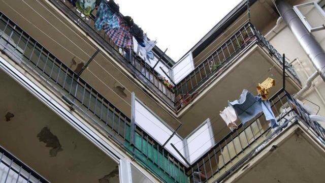 Prato, vola uno sportello di una cucina: spaccato il lunotto di una Panda