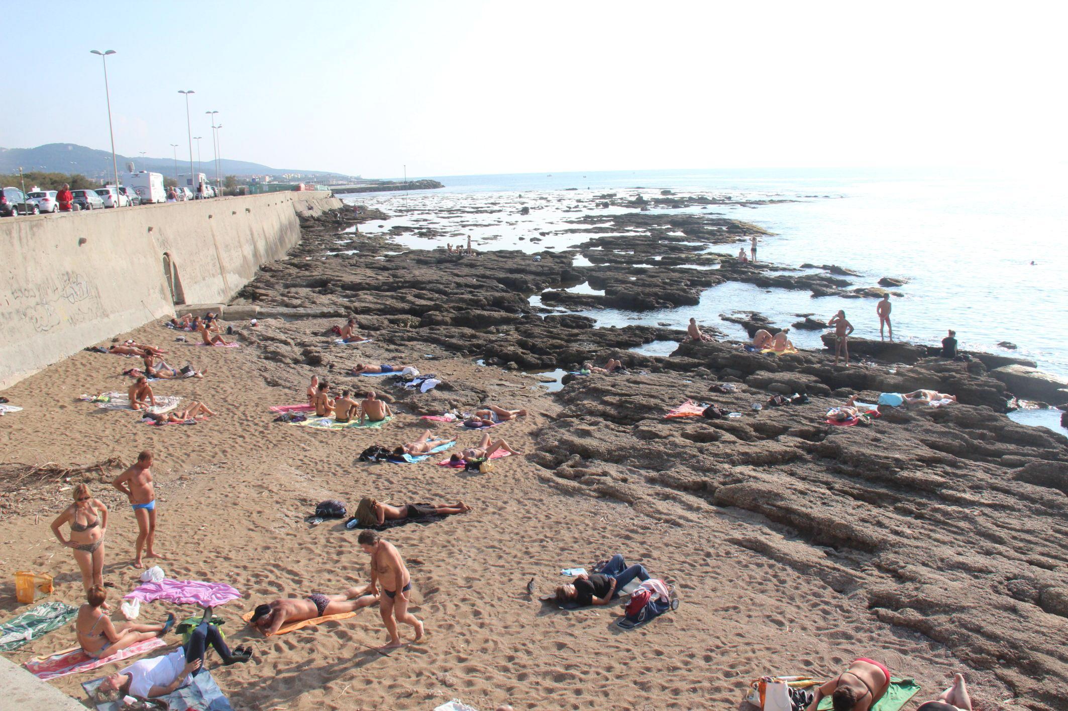 Livorno, ordinanza choc: mare vietato dalla Bellana ad Antignano ma è giallo cartelli