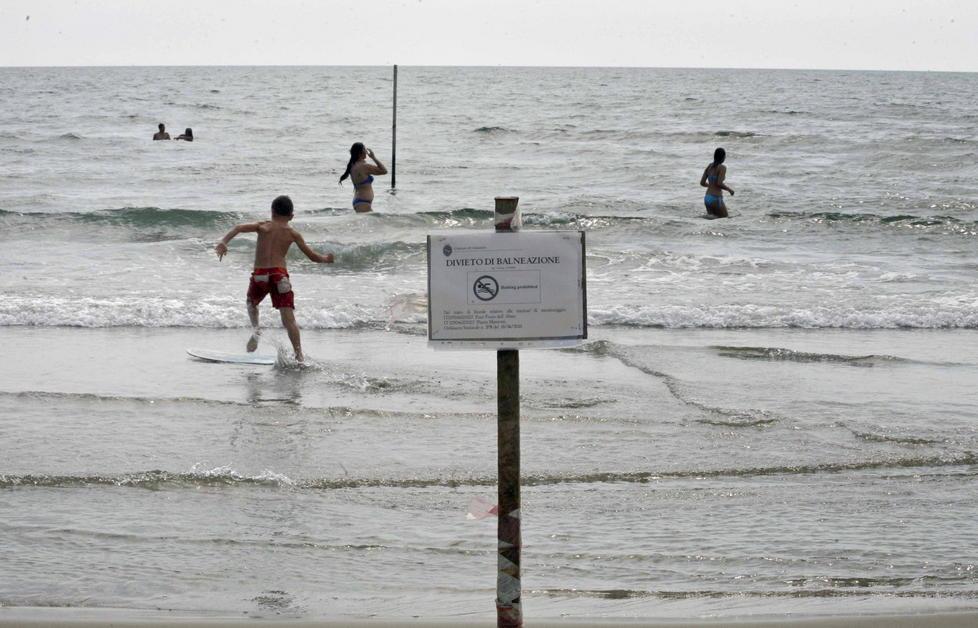 Divieti di balneazione in mezza Versilia 