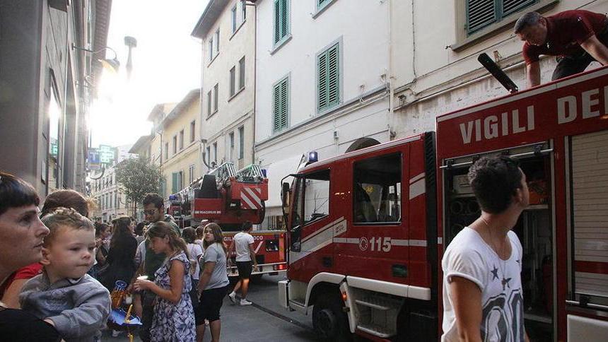 Fumo da un appartamento, intervento dei vigili del fuoco nel “giro”