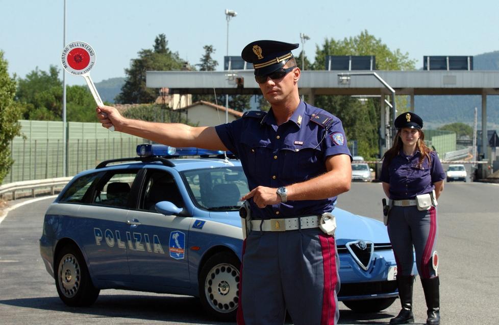 Guidava ubriaco, si schianta su un’auto, in cella 