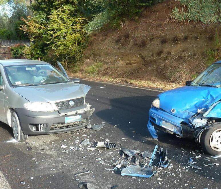 Carambola fra 3 auto, sono 3 anche i feriti 