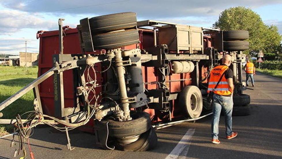 Rimorchio si ribalta, carico sull’asfalto