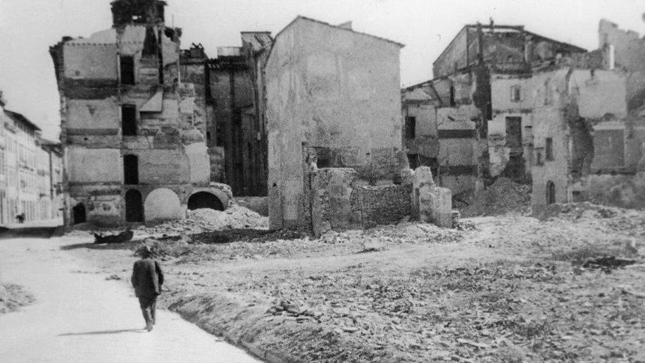 «Alzai la testa e vidi luccicare. Erano bombe»