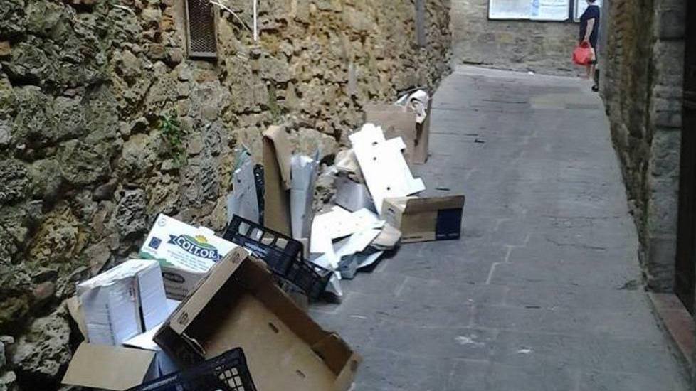 Giro di vite del Comune sui rifiuti abbandonati in centro