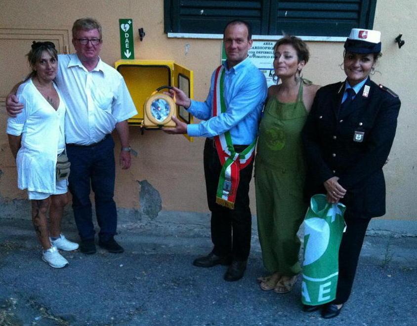 Defibrillatore nel centro del paese 