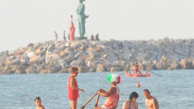 Bagnini, il saluto collettivo dal mare