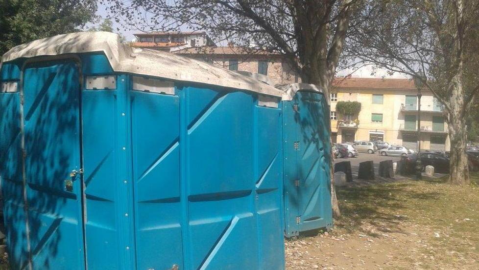 I bagni chimici? Non funzionano Protestano turisti e passanti 