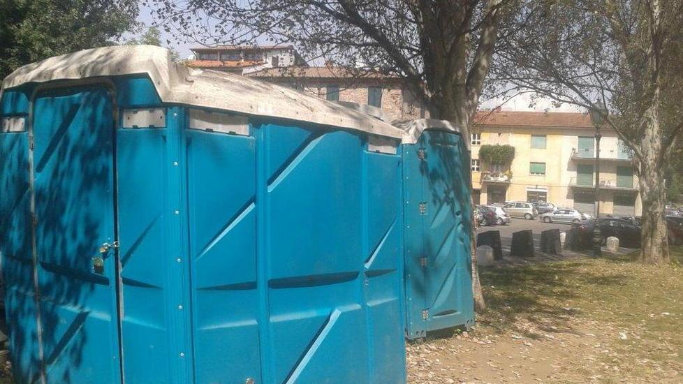 I bagni chimici? Non funzionano Protestano turisti e passanti