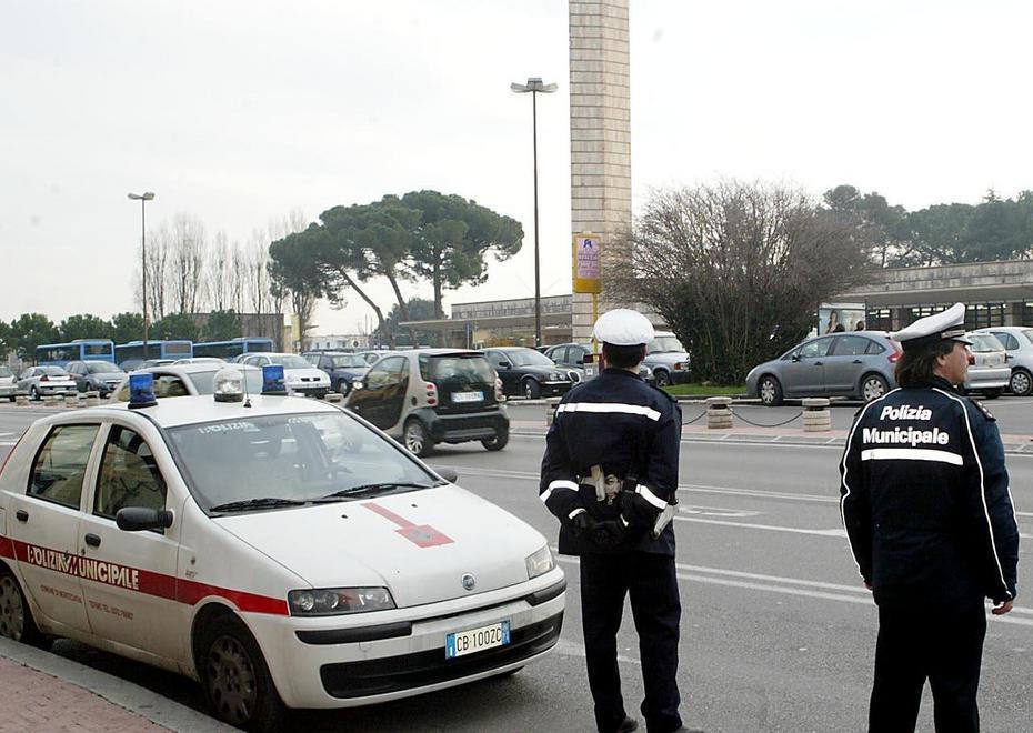 Feriti due ciclisti a seguito di scontri con autovetture
