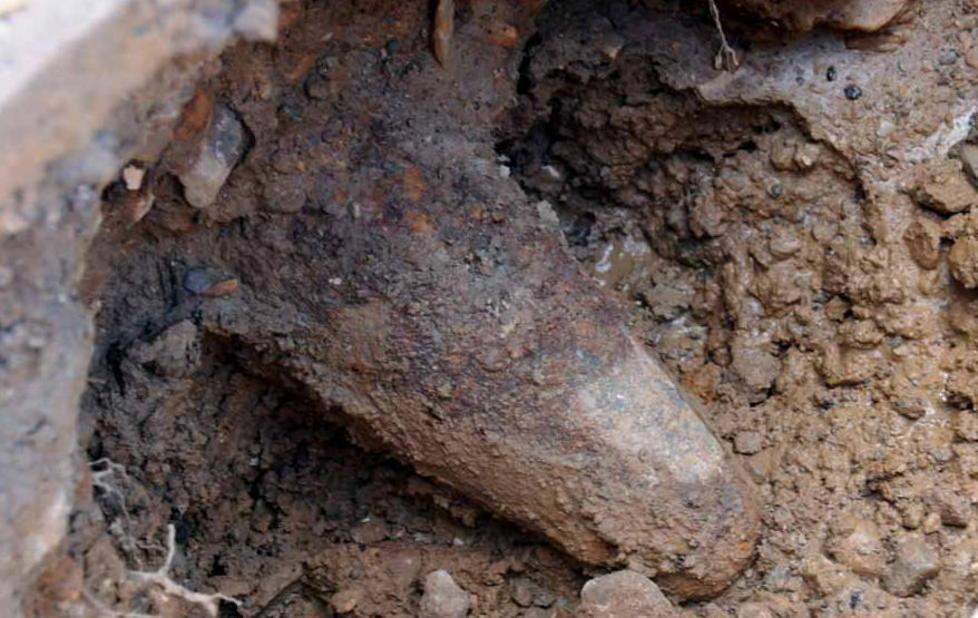 Durante scavi affiora un ordigno bellico: strada chiusa