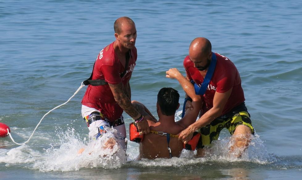 Baywatch in azione: ecco “Ti salvo io!”