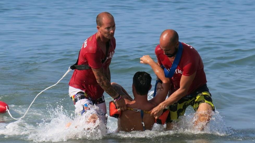 Baywatch in azione: ecco “Ti salvo io!”