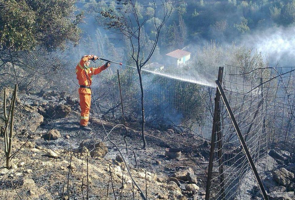 Vento e incendiari, spenti roghi a Caniga e a Truncu Reale 