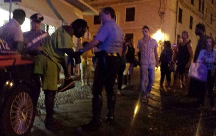 Rissa in centro, donna incinta cade a terra 