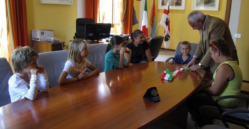 I bimbi puliscono la strada e il sindaco li premia