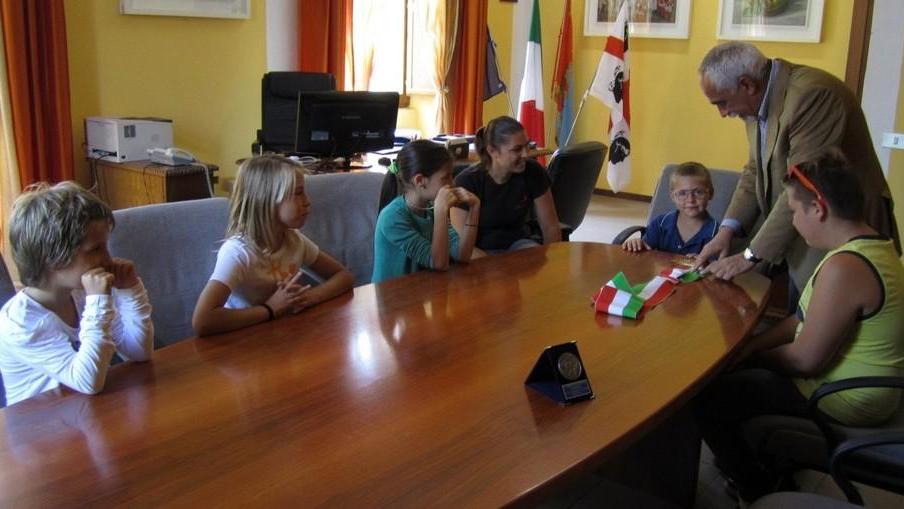 I bimbi puliscono la strada e il sindaco li premia