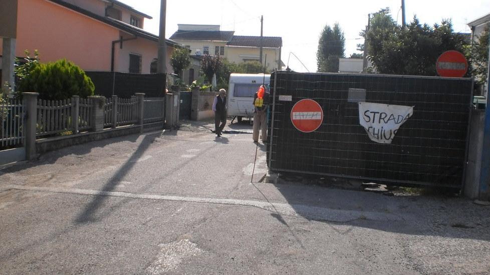 Strada chiusa da cinque mesi Comune cerca la via d’uscita