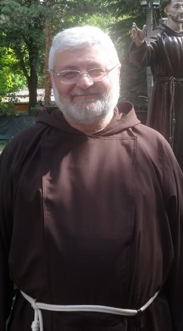Il guardiano saluta e lascia il santuario della Beata Vergine 