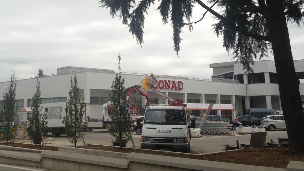 Nuovo Conad, 14 assunti e un’ambulanza in dono