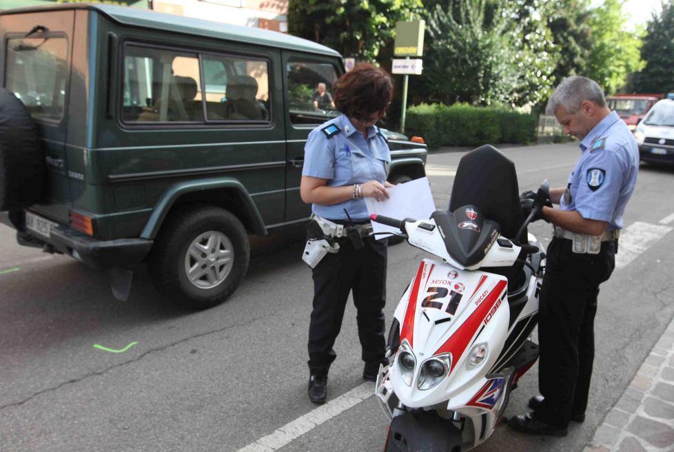 Si scontra in scooter contro una jeep