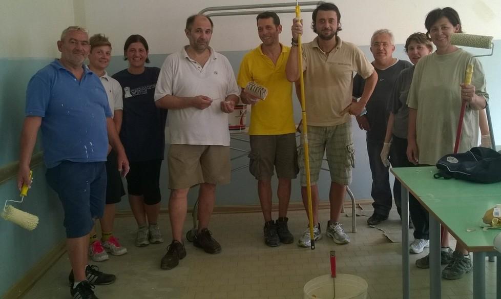 I genitori ritinteggiano la scuola 