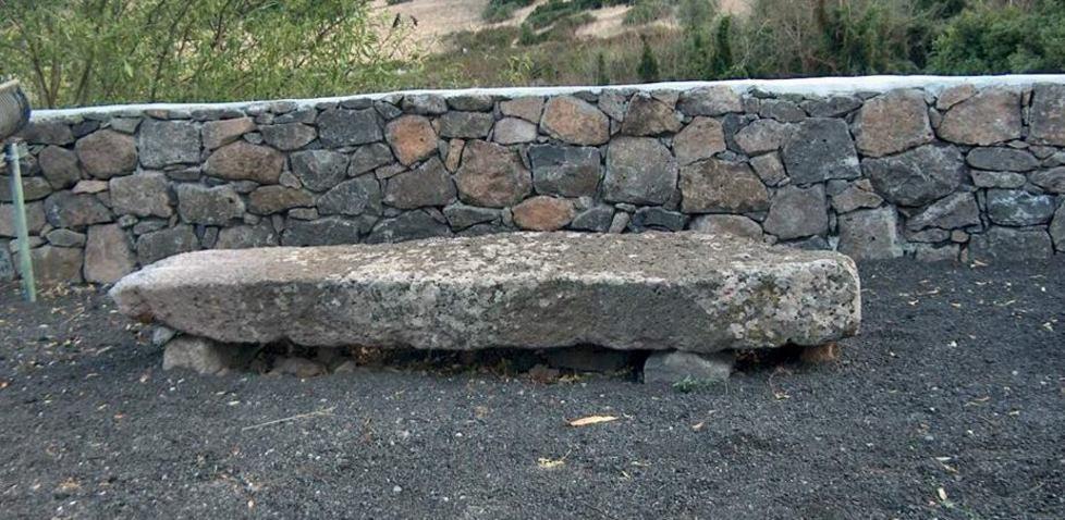 L’antico menhir ad Aidomaggiore diventa una panchina 