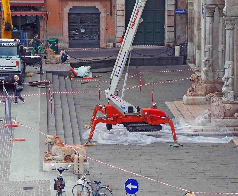 È iniziata la pulizia del Duomo per togliere erbacce e arbusti