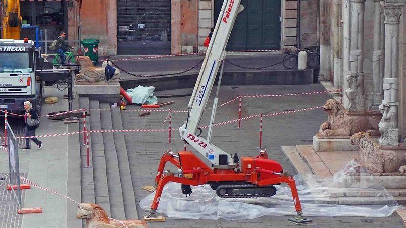 È iniziata la pulizia del Duomo per togliere erbacce e arbusti