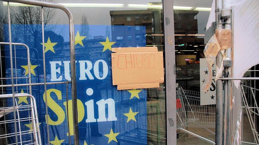 Tentano di svaligiare il supermercato